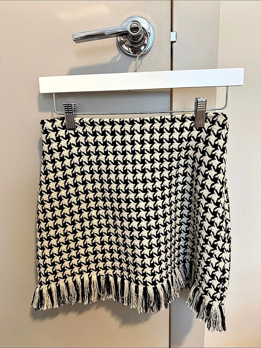 Black & Beige Woven Knit Houndstooth Fringe Hem Mini Skirt Houndstooth